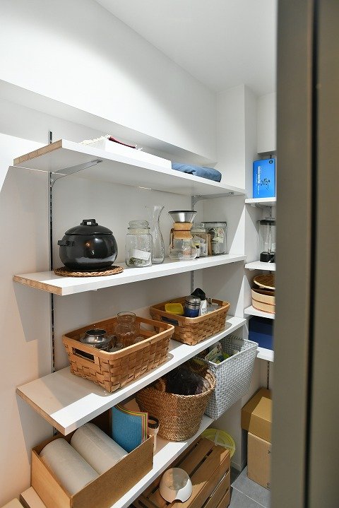 可動棚のパントリー