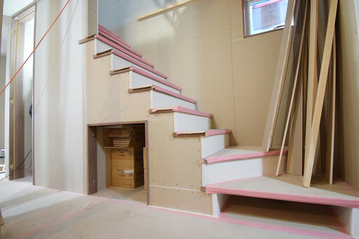 1階と2階をつなぐ階段は収納付き