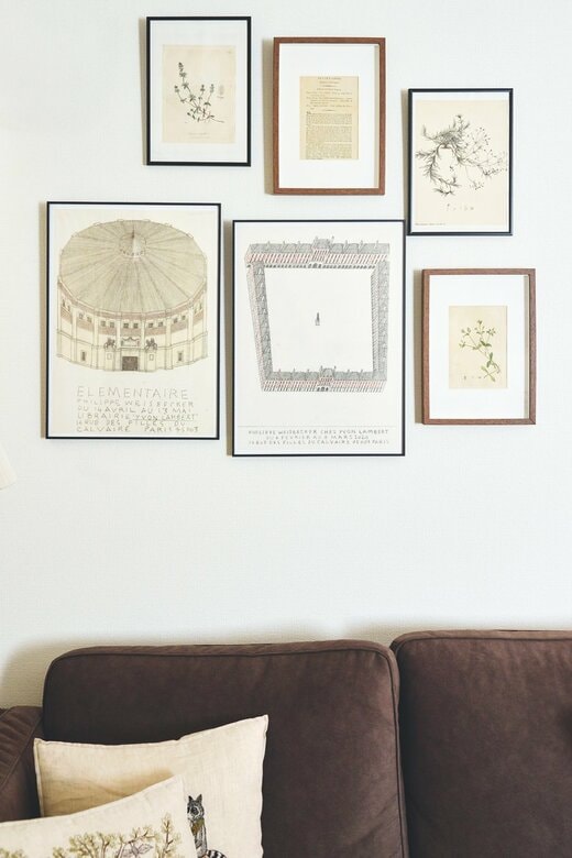 壁に飾られた絵画