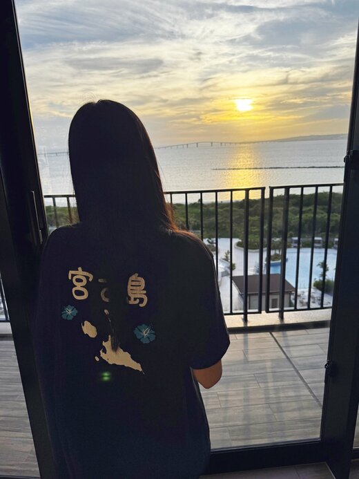 女性が旅先で窓の外を眺めている様子