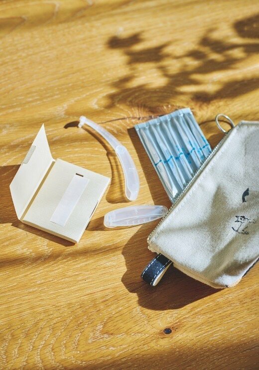 ポーチからはみ出た無印良品の美容グッズ