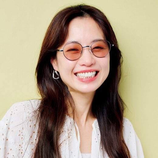 薄めのカラーレンズをかけた女性