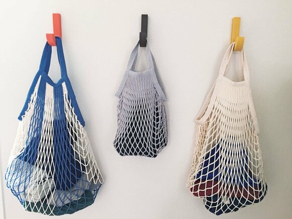 ネット状の布袋は中身が見えて、子どもが使いやすい