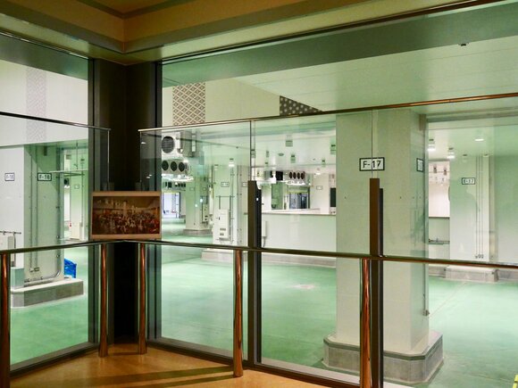 マグロのせりを近くで見学できるスペースも