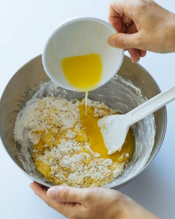 ボウルにバターを加える様子