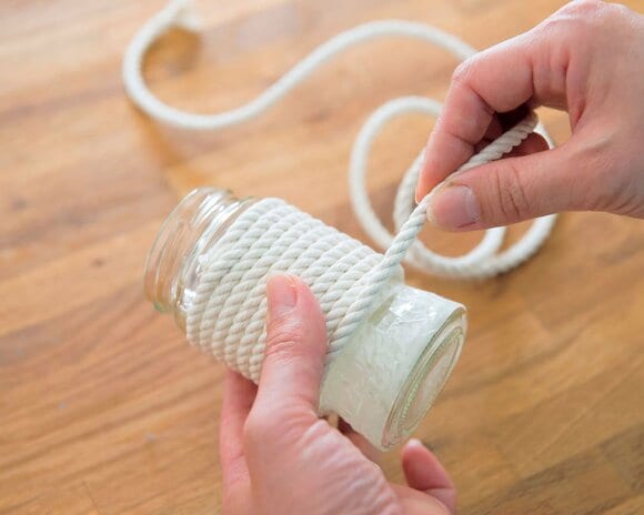 上から下までロープを隙間なく巻きつけていく。