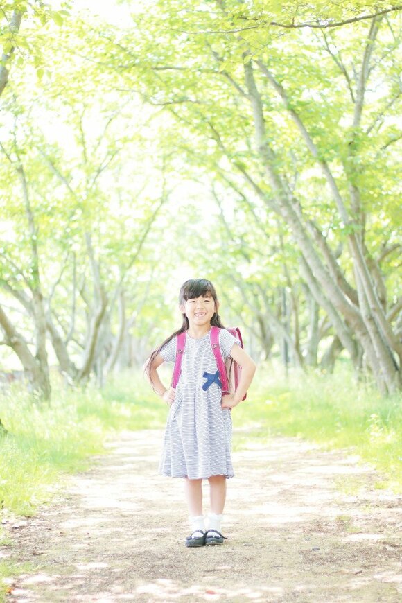 女の子とランドセル　正面