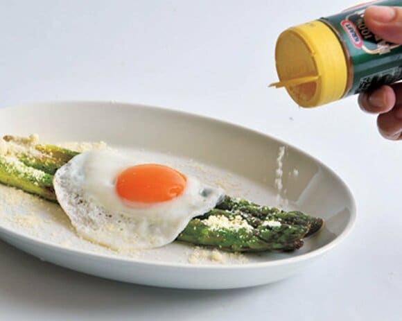 コショウ、粉チーズをふる