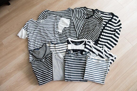 広げられたボーダーの服