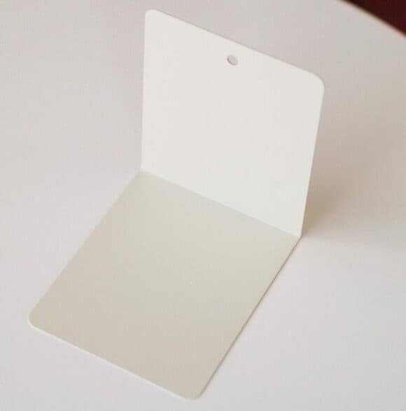 穴の開いているブックエンドと石膏ボード用のフック