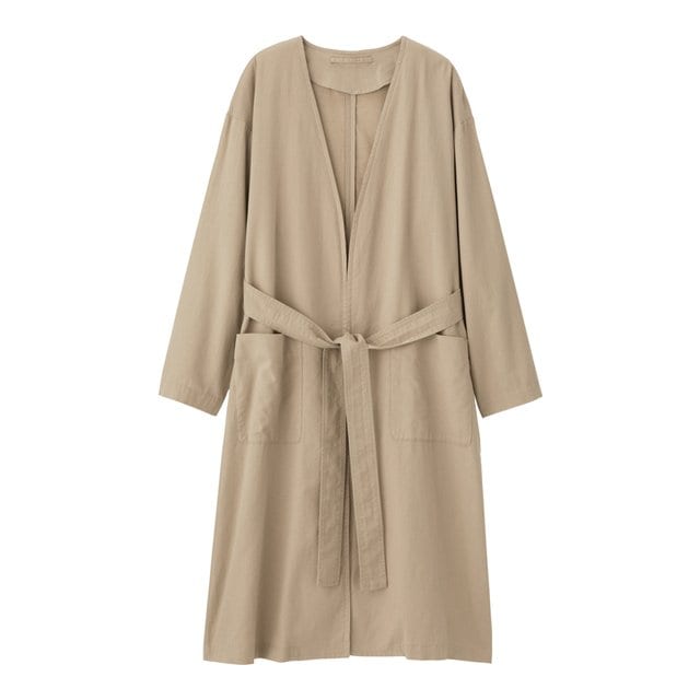 ノーカラーコートは羽織りやすくきれいめ