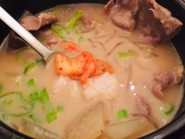 お鍋にキムチとご飯を投入