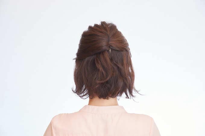 女性の後ろ姿