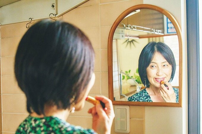 化粧をしている女性