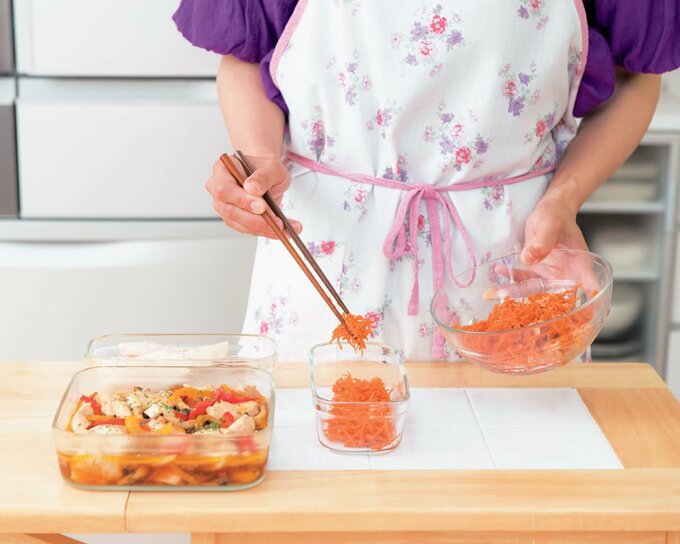 食材をとりわける様子