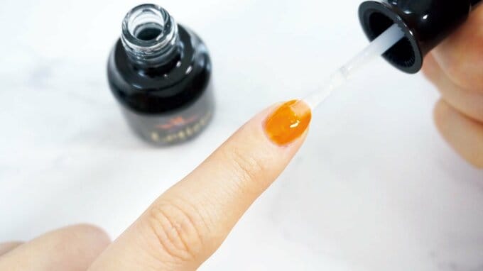 爪にトップコート