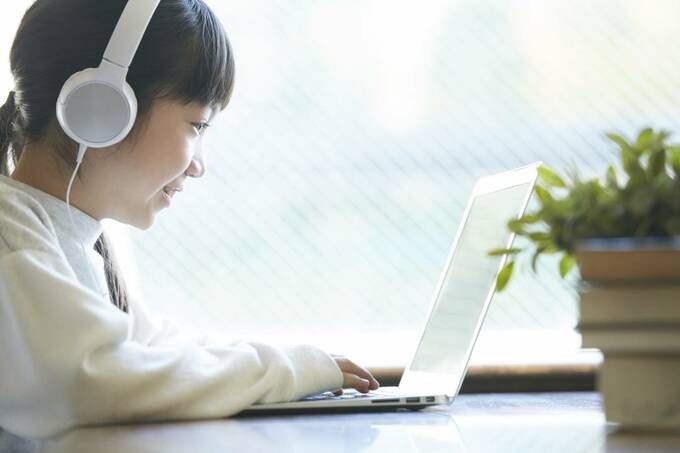 パソコンをする子ども