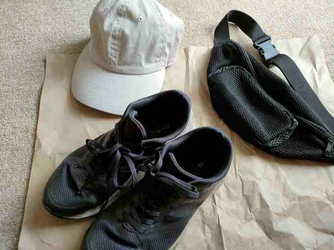 ウォーキング用の靴、帽子、ウエストポーチ