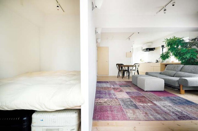 リビングの一角にある壁で仕切られたミニマルな寝室
