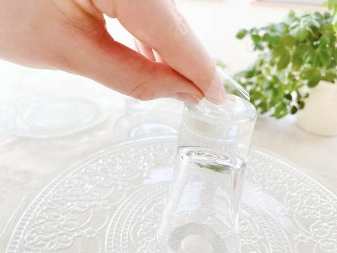 逆さにしたコップの底部分にセロハンテープを貼る