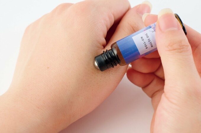 マルチオイルを手に塗る様子