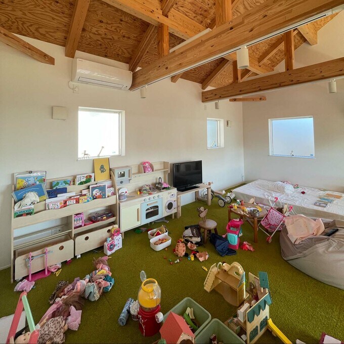 オモチャが散らかっているキッズスペース
