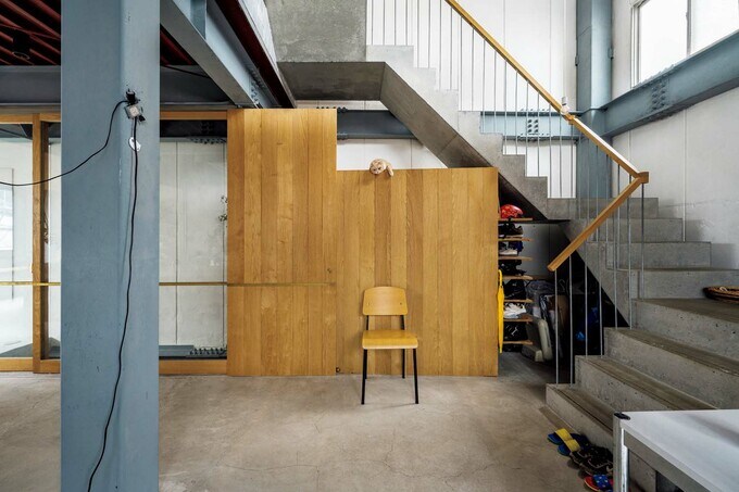 正面は2階専用のトイレ