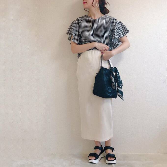 タイトなミディスカートと組み合わせ