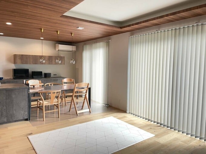 リビングのバーチカルブラインド