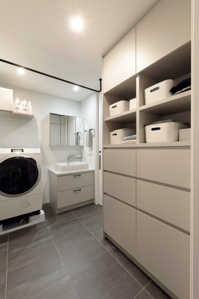 洗面室は、ランドリールームも兼ねている