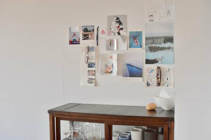 テーブル近くの壁に写真など