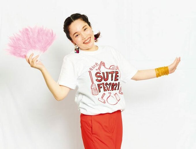 片手にセンスを持つ女性