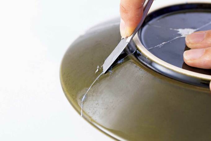 金継ぎの作業途中