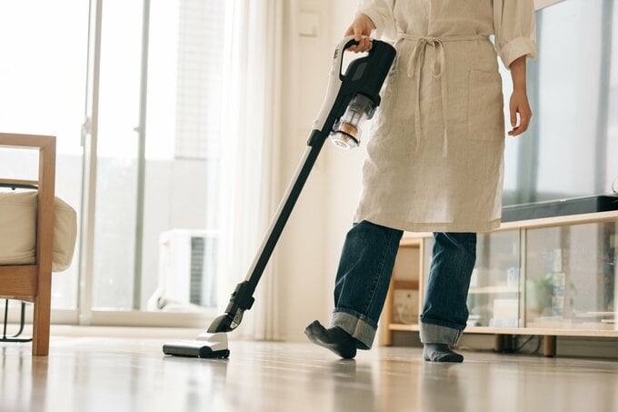 掃除をする女性