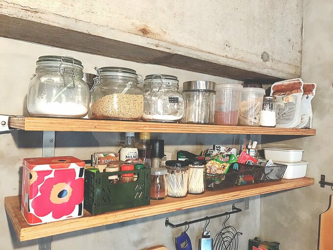 オープン棚に収納した調味料や小物