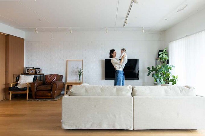 壁一面にブリックタイルを貼ったリビング