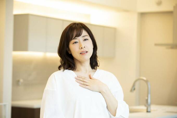 胸をおさえる女性