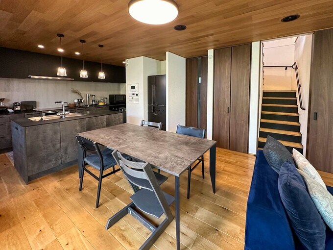 階段とダイニング