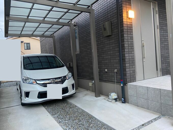 箱型の家の真横に縦長にプランした駐車場