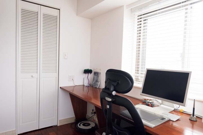 ワイドなデスクを置いたワークスペース