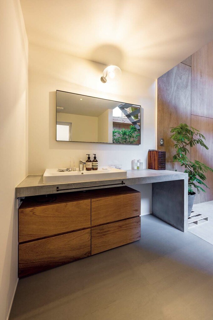 土間の仕上げと対比するような端正な仕上げの洗面室