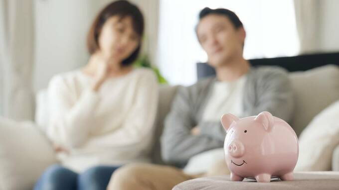 夫婦とぶたの貯金箱