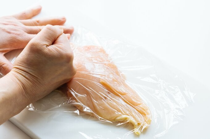 肉をこぶしでたたく