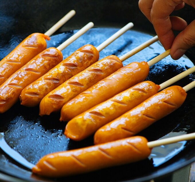 ソーセージを焼いている様子