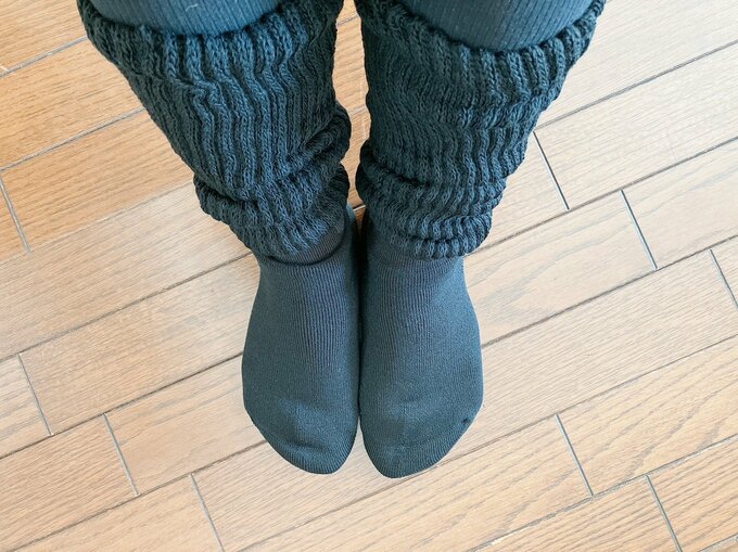 靴下をはいた足