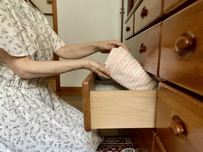 タンスを片づけるライフさん