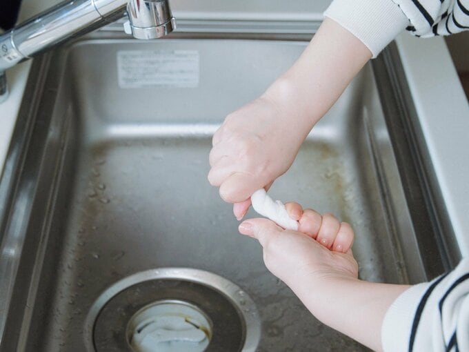 ペーパータオルをしぼる