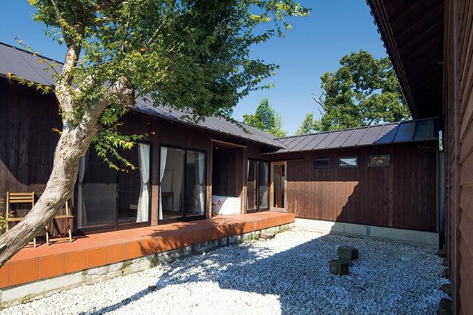 母屋(右)と、現在は民泊施設である離れ(左)を渡り廊下でつないだコの字プラン