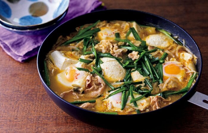 山本ゆりさんの「とろたま豚豆腐チゲ」レシピ。ワンパンで完結、コク