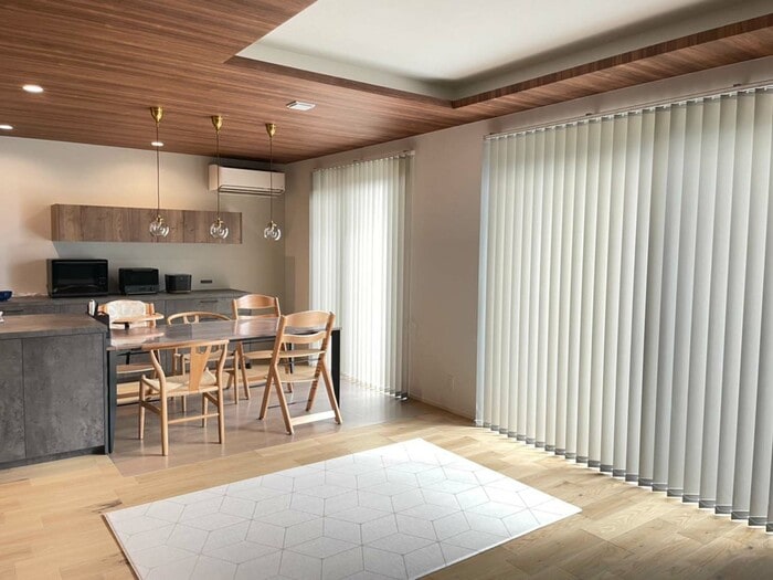 バーチカルブラインドをリビングの大きな窓に採用。住んでわかった 